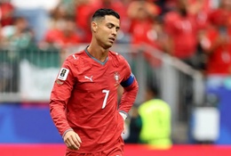 Giữa tâm bão chỉ trích Ronaldo vẫn được HLV Martinez trao suất đá chính