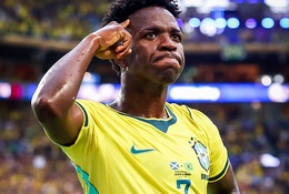 Vinicius Jr "phá dớp" ghi bàn bằng đầu sau 2 năm, tiết lộ thầy Ancelotti phải mua quà tặng