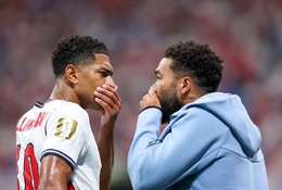 Bellingham mắt bình tĩnh sau bàn thắng của CHDC Congo, đàn anh Reece James trấn an