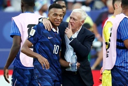 Didier Deschamps ca ngợi tuyển Pháp vì giữ được cái đầu lạnh trước lối đá "rắn" của Paraguay