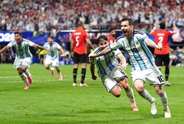 Messi sút hỏng phạt đền nhưng tạo nên màn ngược dòng kinh điển cho Argentina