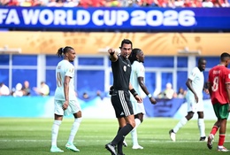 Gây tranh cãi với Mbappe, trọng tài Argentina vẫn được báo Pháp khen ngợi