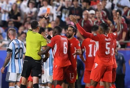 VAR lật ngược quyết định, Embolo nhận thẻ đỏ vì pha ăn vạ khó tin trước Argentina