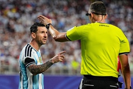 Căng thẳng với trọng tài, Lionel Messi yêu cầu: "Đừng thiếu tôn trọng tôi"