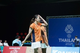 Pearly suýt rơi nước mắt khi tiếng Negaraku vang lên, Thinaah thở phào nhẹ nhõm sau khi giành HCV cầu lông SEA Games
