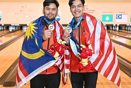 Bộ đôi xuất sắc Rafiq và Syazirol của Malaysia giành huy chương vàng SEA Games 33 nội dung đôi nam môn bowling