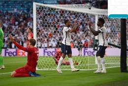 Tuyển Anh lần đầu tiên hưởng lợi từ bàn phản lưới nhà