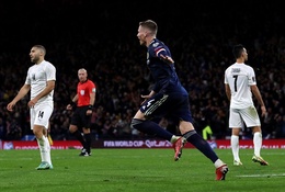 CĐV MU phát cuồng khi McTominay ghi bàn trong “Fergie time”