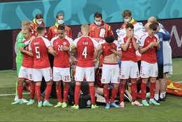 Eriksen đột quỵ khiến trận Đan Mạch vs Phần Lan dừng lại