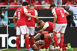 Eriksen phải hô hấp nhân tạo sau khi đột quỵ