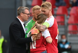 Các ngôi sao cầu nguyện và gửi lời chúc tới Eriksen