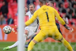 Harry Kane lại gây thất vọng với cơ hội bị bỏ lỡ khó tin