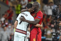 Lukaku an ủi Ronaldo: Những hình ảnh vỡ mộng của người Bồ Đào Nha