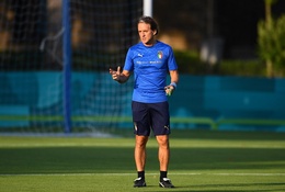 Mancini tính thay đổi hàng tiền vệ của Italia ở chung kết gặp Anh