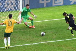 Video 50 bàn đẹp nhất lịch sử World Cup: Cú đánh gót ngẫu hứng của David Villa
