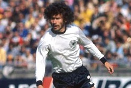 Video 50 bàn đẹp nhất lịch sử World Cup: Paul Breitner nã rocket