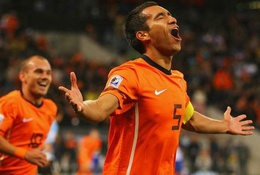 Video 50 bàn đẹp nhất lịch sử World Cup: Khoảnh khắc Van Bronckhorst bùng nổ