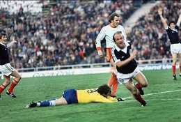 Video 50 bàn đẹp nhất lịch sử World Cup: Archie Gemmill solo xuyên thủng "lốc da cam"