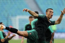 Cristiano Ronaldo "khoe" cơ chân trước đại chiến với Tây Ban Nha