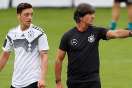 HLV Joachim Low hết ưu ái sẽ đẩy Ozil lên ghế dự bị sau trận thua Mexico?