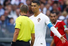 Cầu thủ Morocco "điên tiết" vì trọng tài… xin áo của Ronaldo