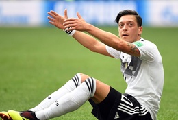 Độc giả Đức không còn tin Mesut Ozil, đòi tống lên ghế dự bị trận gặp Thụy Điển