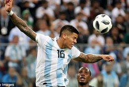 Marcos Rojo cố tình dùng tay chơi bóng hay không và những bất cập về quy tắc