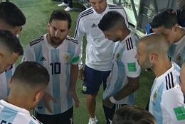 Messi đã "chỉ đạo" gì khi họp đội giữa giờ giúp Rojo ghi bàn quyết định cho Argentina?