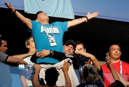 Sau "ngón tay thối", Diego Maradona phải nhập viện