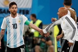 Sự thật đằng sau việc HLV Sampaoli hỏi ý kiến Messi trước khi thay người