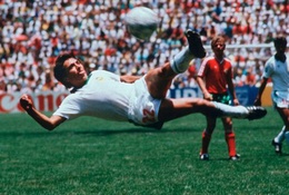 Video 50 bàn đẹp nhất lịch sử World Cup: Siêu phẩm "vô lê trên không" của Negrete