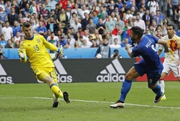 Martin Keown: Hệ thống 3 trung vệ của Conte đang gây bão