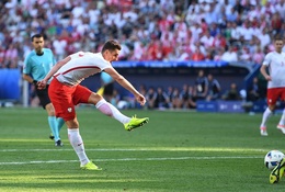 Milik trở thành tay săn bàn trẻ nhất lịch sử Ba Lan ở EURO