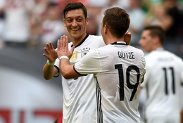 Ký ức EURO '92: Bức tường Berlin sụp, derby Đức đổ theo