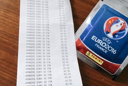 Sưu tập tem cầu thủ hay nghệ thuật móc túi fan cuồng mùa EURO