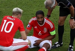 Ashley Williams điều trị siêu tốc thế nào cho trận tứ kết gặp Bỉ?