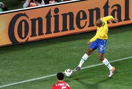 Video 50 bàn đẹp nhất lịch sử World Cup: Siêu phẩm khó tin của Maicon