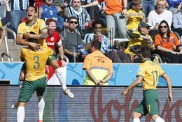Video 50 bàn đẹp nhất lịch sử World Cup: Cú volley hiểm hóc của Tim Cahill