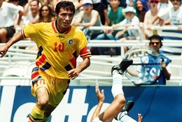 Video 50 bàn đẹp nhất lịch sử World Cup: Hagi tài hoa và tuyệt tác là vàng rơi