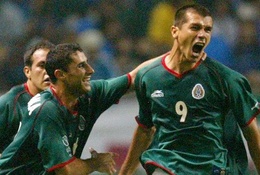 Video 50 bàn đẹp nhất lịch sử World Cup: Siêu phẩm lắc đầu của Borgetti