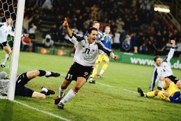Lịch sử đối đầu với Ukraine và bước ngoặt của bóng đá Đức