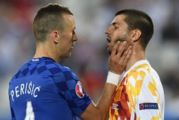 Màu áo trắng nguyền rủa của đội tuyển Tây Ban Nha 