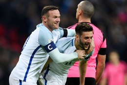 “Tam sư” dùng bót giày của người Liverpool hạ Scotland