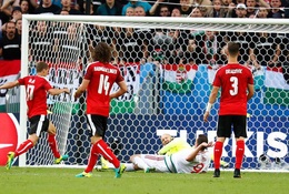 Bảng F, Áo 0-2 Hungary: Nỗi buồn cho người Áo