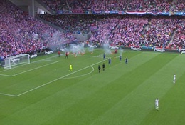 CĐV Croatia ném pháo  sáng xuống sân