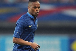 Video: Evra quằn quại sau khi gác chân vào mặt đối thủ