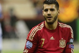 Morata thẳng chân đốn ngã trọng tài