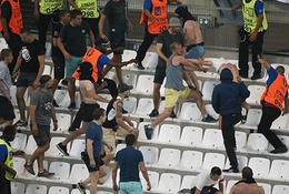 Cảnh sát bất lực nhìn CĐV Nga tấn công CĐV Anh trên khán đài