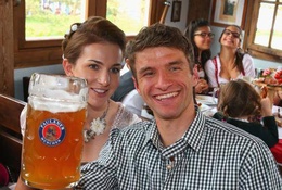 Cầu thủ có thể thoải mái uống rượu và... sex 