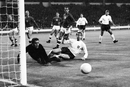 Duyên nợ giữa hai nền bóng đá Anh và Slovakia